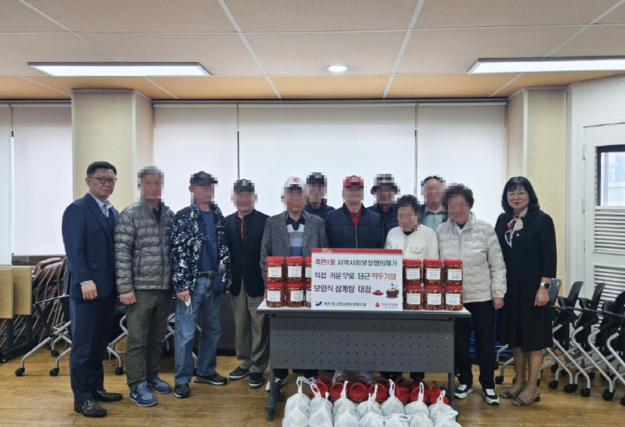 연수구 옥련1동 지역사회보장협의체는 지난 14일 송도석산텃밭에서 직접 재배한 무로 담근 깍두기와 삼계탕 나눔 행사를 진행했다